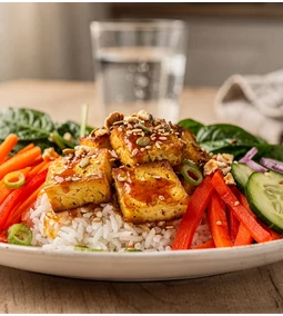 Chimax édes-chili tofu bowl ropogós zöldségekkel – gyors, hétköznapi kedvenc