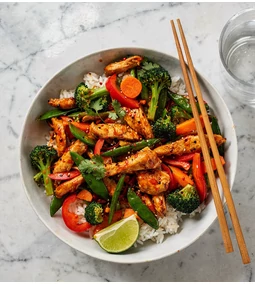 Gong Bao ihletésű Chimax sriracha csirkés tál ropogós zöldségekkel